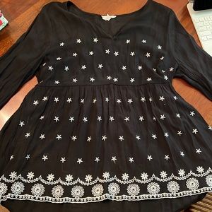 Long sleeve black blouse with cream stitching